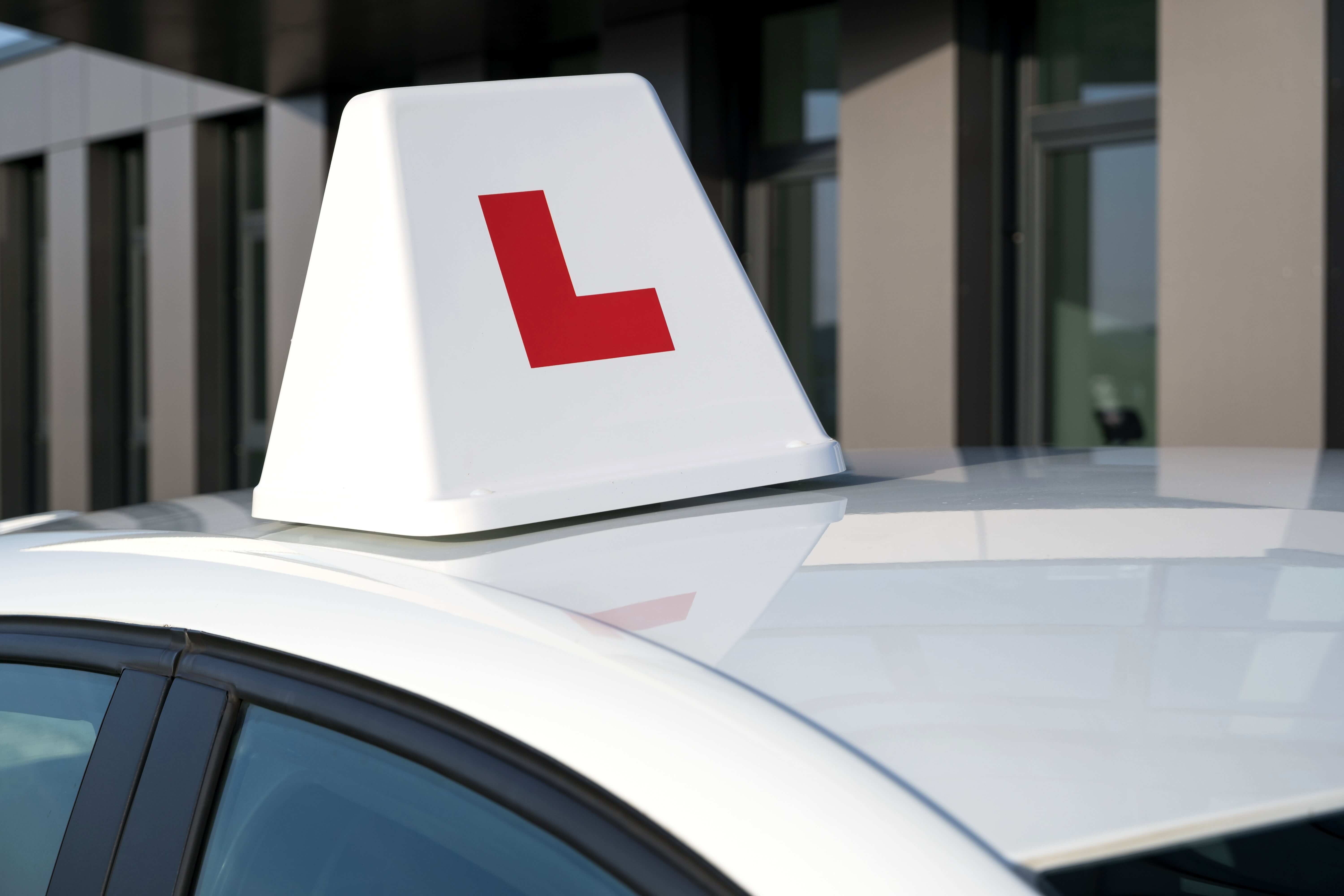 white_learner_driver_sign_car_gb